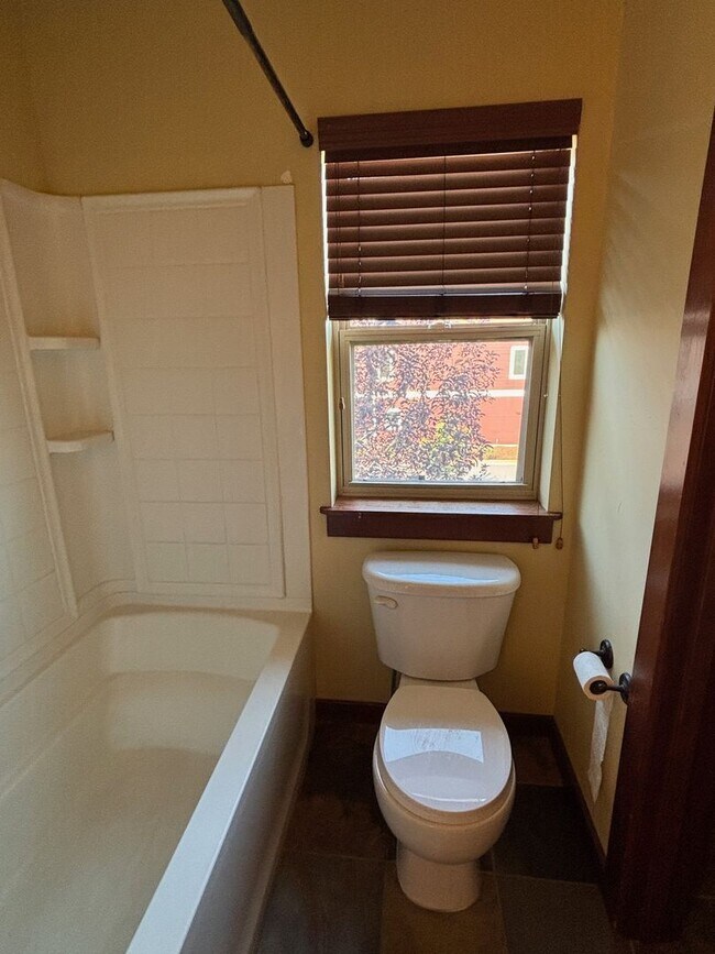 Building Photo - FIRST MONTH'S RENT FREE! New lower rent $1850