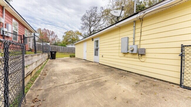 Building Photo - 3BR/2BA — Fenced Yard, Gated Parking, Lawn & Pest Included | Available 7/27
