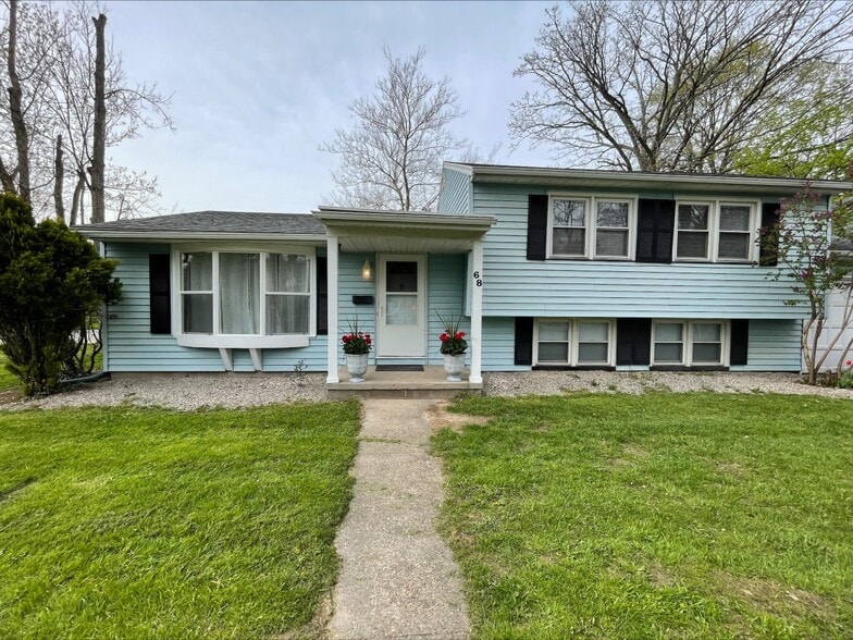 Front yard and entrance - 68 Stanford Rd W