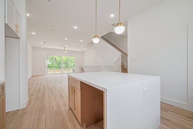 Building Photo - 6023 Maybell St