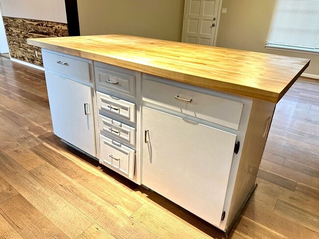 Building Photo - 28 Leonard Dr