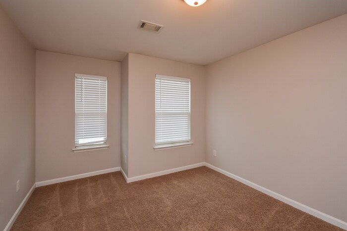 Building Photo - 935 Justice Dr