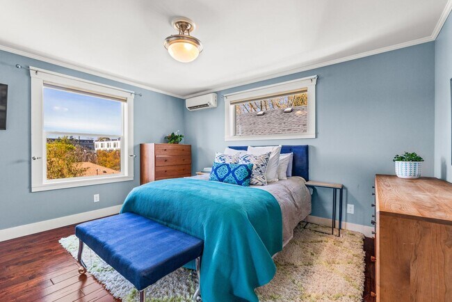 Building Photo - 5bd/2.75ba Seattle Home