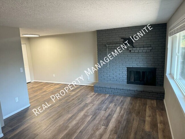 Building Photo - 454 NE Thurston Ave