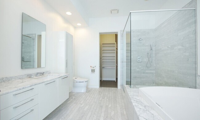 Building Photo - Exquisite Luxury high-rise 2 bedroom, 2bat...