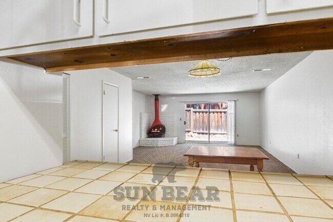 Building Photo - 3 Bedroom with a Yard!