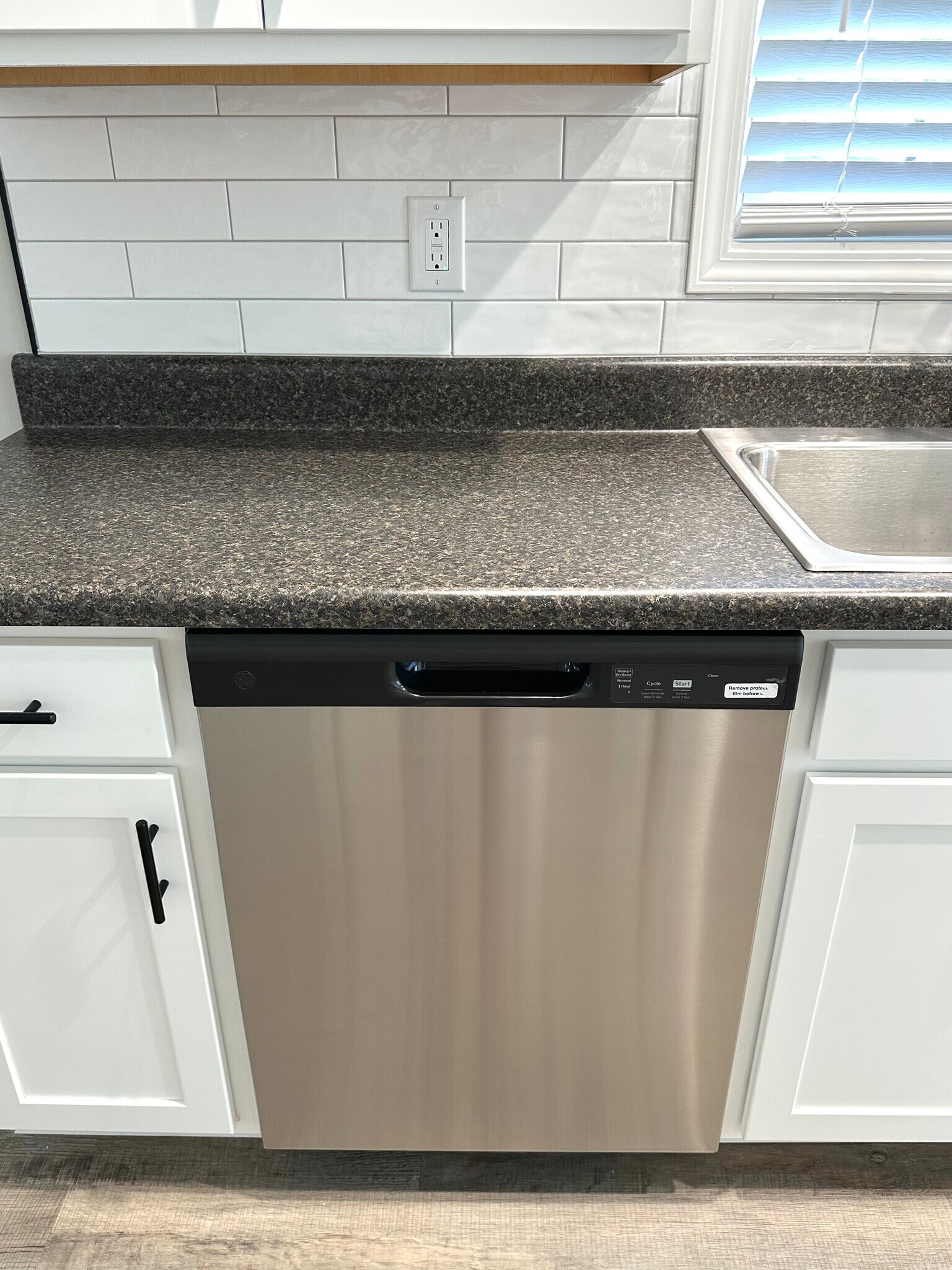 SS energy efficient dishwasher - 2217 Kenwood Blvd SE