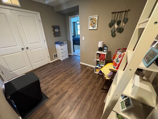 Building Photo - Modern & Light-Filled Home in Central Park – Prime Location