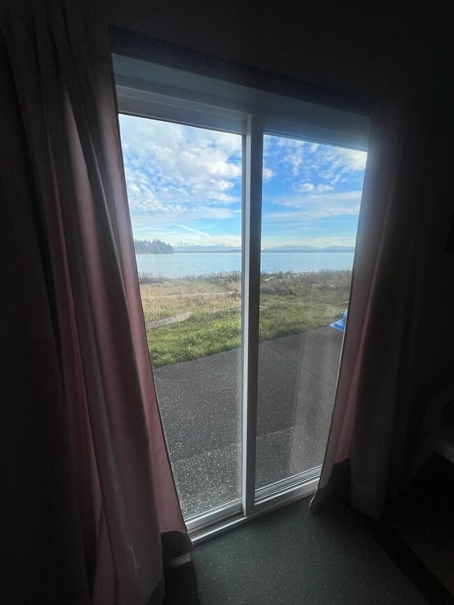 Building Photo - Waterfront 2 Bedroom Home in Ferndale!