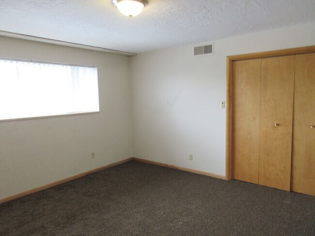 Building Photo - Spacious single level home with a retro feel - you must see!