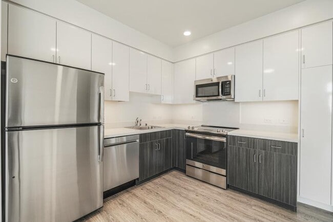 Building Photo - New Contemporary Sunny Apartment With Views