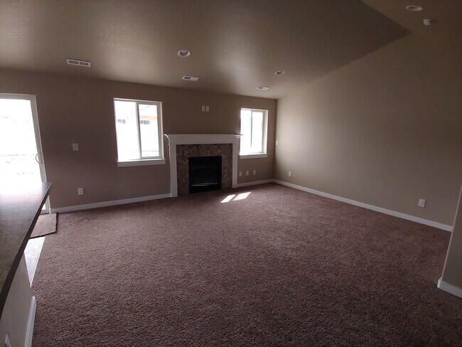 Building Photo - Beautiful North Hayden Neighborhood, Landscaping included!