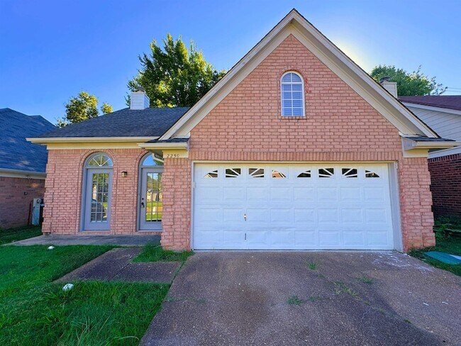 Primary Photo - 2250 Lake Hill Ct