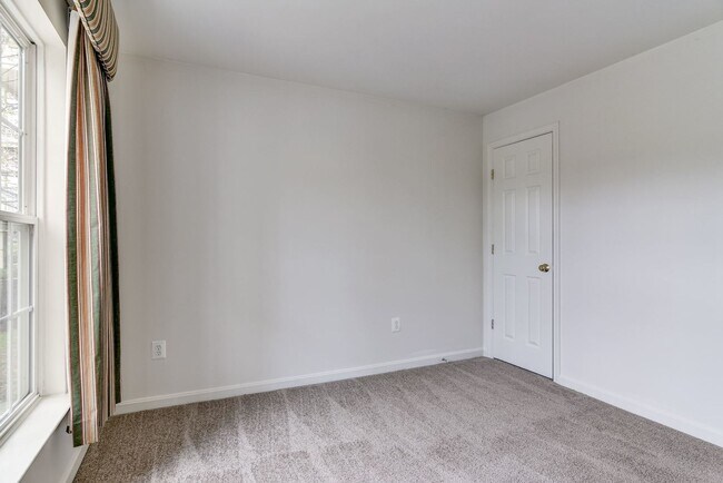 Building Photo - 3 Bed 2 Bath - Germantown Condo - Washer/Dryer In Unit