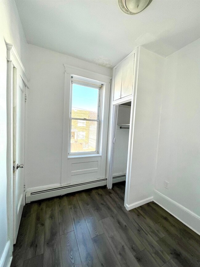 Building Photo - 411 66th St
