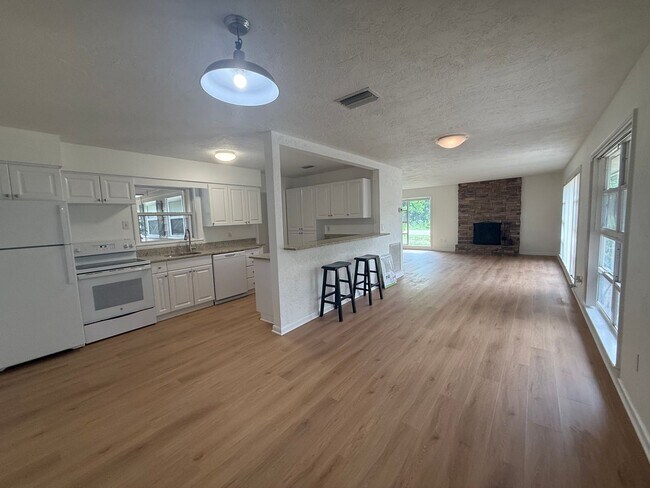 Building Photo - 3 Bedroom 2 Bath Single Family Home w/Garage & Bonus Room
