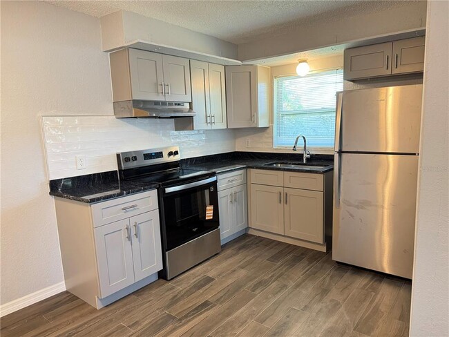 Building Photo - 904 Lake Palms Dr