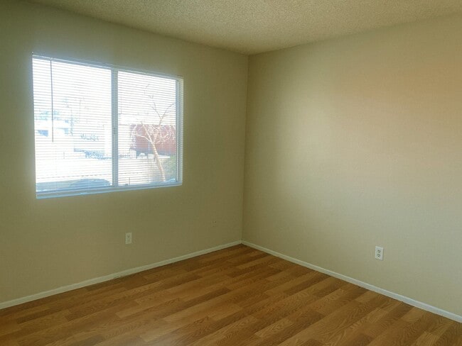 Building Photo - 1 Bedroom Condo For Rent