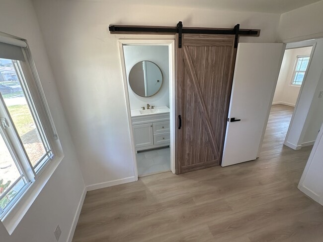 Building Photo - Spacious 3 Bed 3 Bathoom in Long Beach