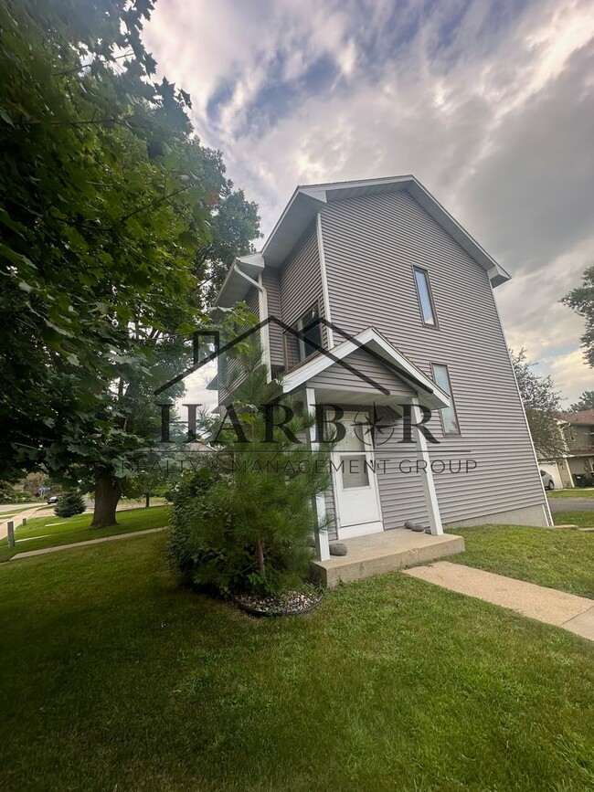 Building Photo - NW Rochester Townhome Available Now!