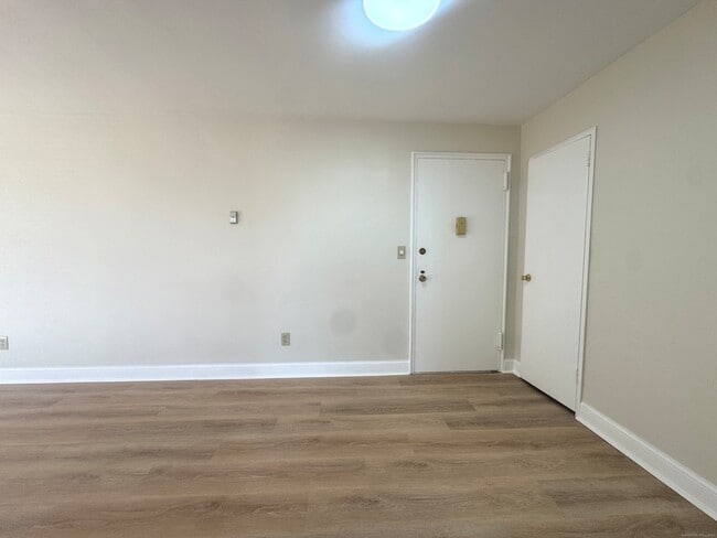 Building Photo - 45 Maple St