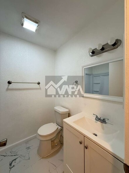 Building Photo - 5419-5419 Lk Grv Dr
