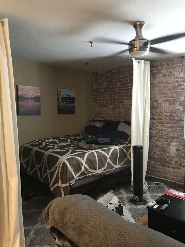 Building Photo - Adorable Studio in 1909 Building! Heart of Capitol Hill