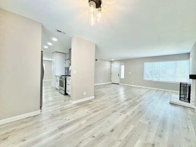 Building Photo - Beautifully Updated 4B/2.5BA House with Solar and A/C!