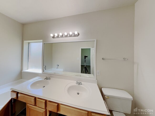 Building Photo - 706 Chase Point Cir