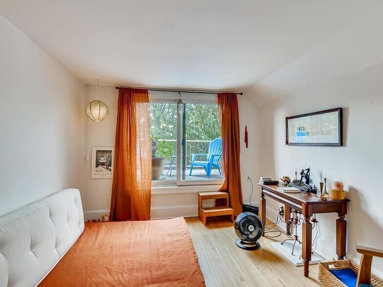 Living room with view of deck - 3732 16th Ave S