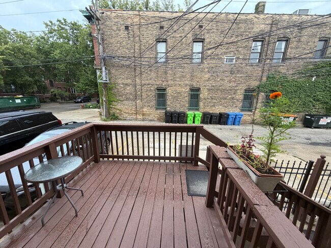 Building Photo - 1555 W Rosemont Ave