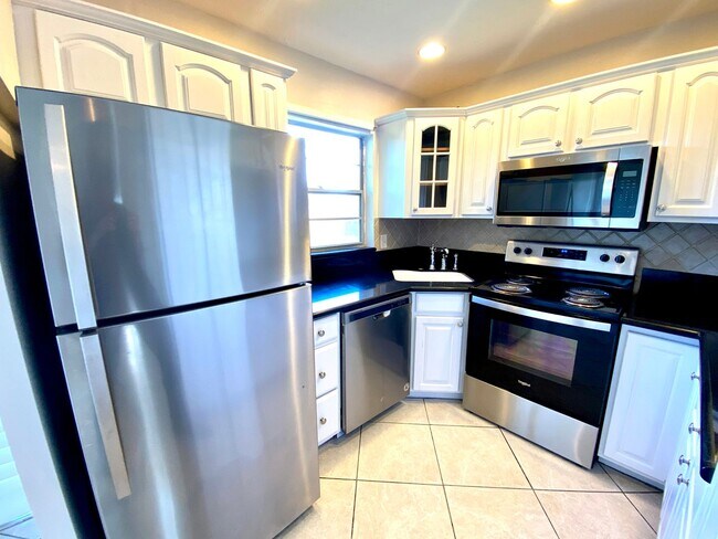 Building Photo - 4557 W Alhambra Cir