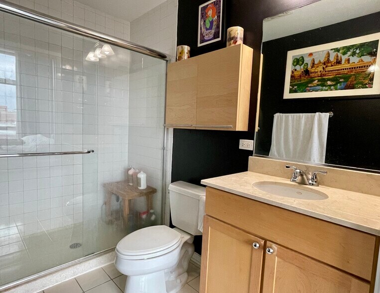 Primary Bath - 1000 W Leland Ave