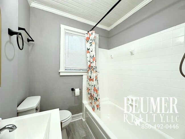 Building Photo - Updated 1 bed/1 bath Cottage for Rent