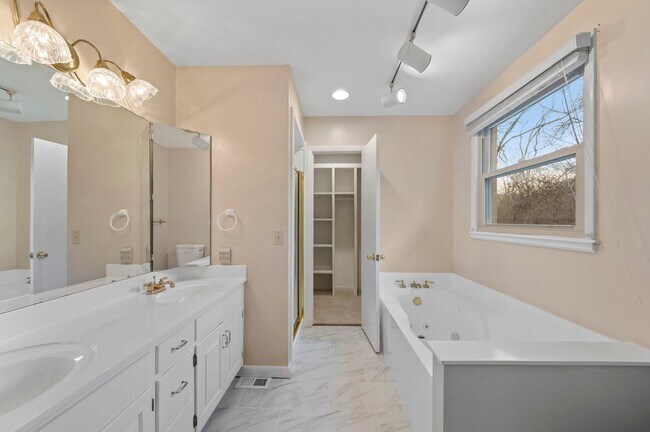 Building Photo - 4BR/3BA Forest Hills Luxury Rental