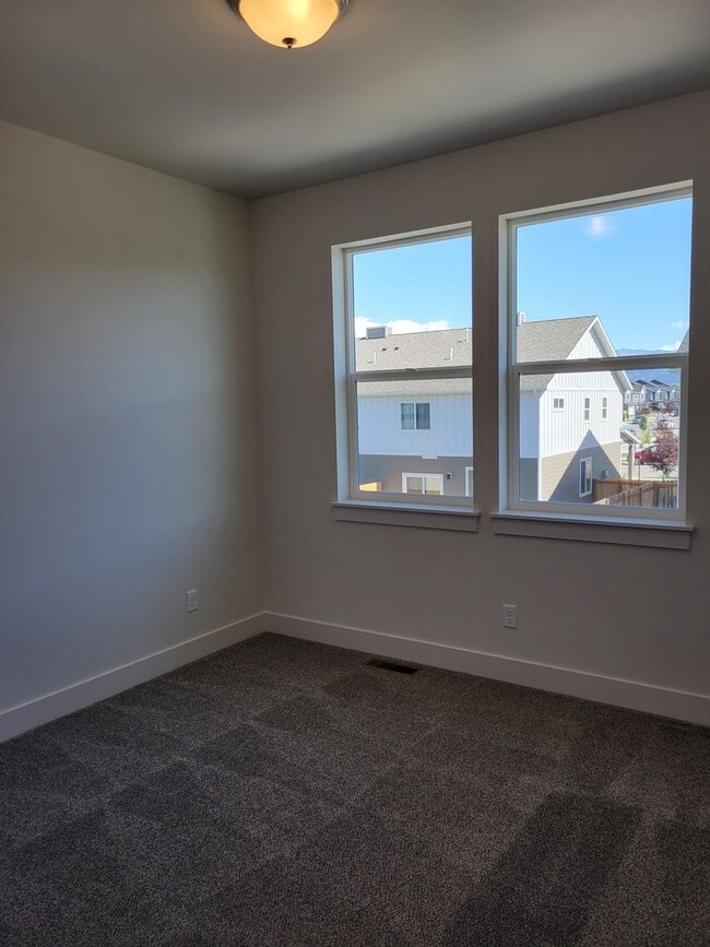 Building Photo - 3 Bed 2.5 Bath with double attached garage in Belgrade