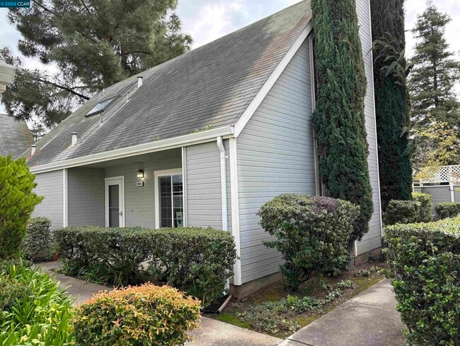 Building Photo - 1602 Somerset Pl