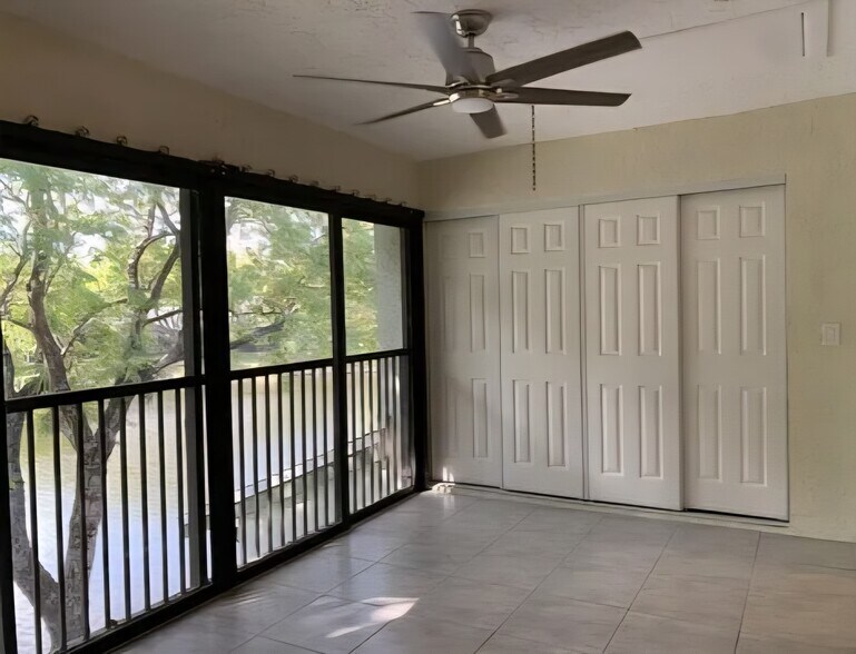 Building Photo - 4033 Carambola Cir N