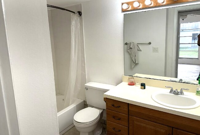 Building Photo - 1/1 condo in the heart of Clearwater