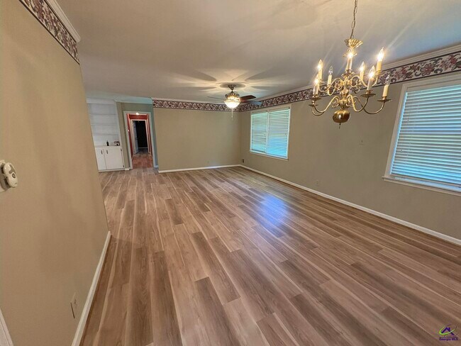 Building Photo - 1442 Maplewood Dr