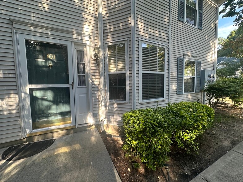 Primary Photo - 1301 Cypress Ln