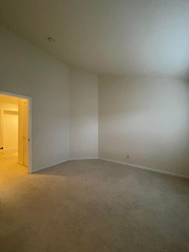 Building Photo - 2460 Fountain Pl