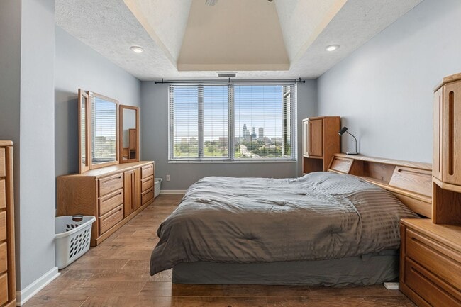 Building Photo - Breathtaking downtown East-facing, penthouse condo - FURNISHED!