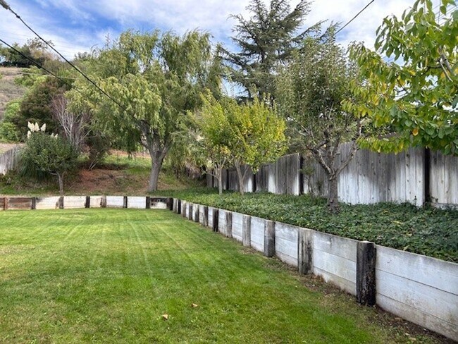 Building Photo - Well-Maintained Home with Great Outdoor Space