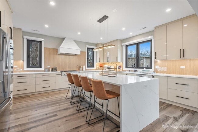 Building Photo - 154 Oak St