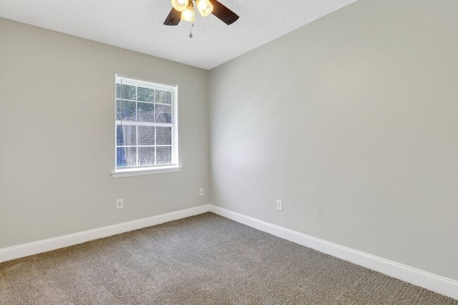 Building Photo - AVAILABLE EARLY OCTOBER [DOG FRIENDLY]