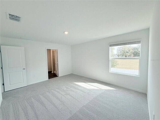 Building Photo - 3809 NE 32nd Ct