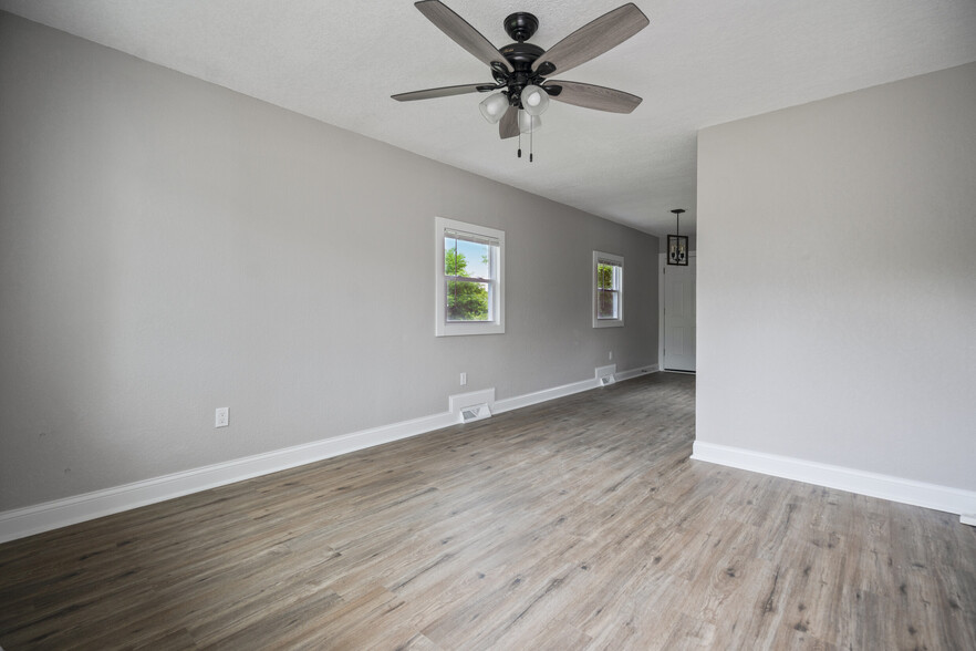 View into dining/kitchen - 501 N Monroe St