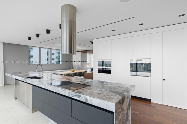 Building Photo - 1300 Brickell Bay Dr