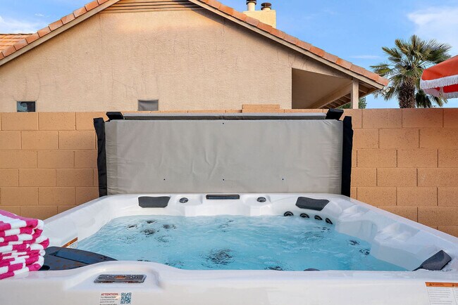 Building Photo - 7157 W Windrose Dr